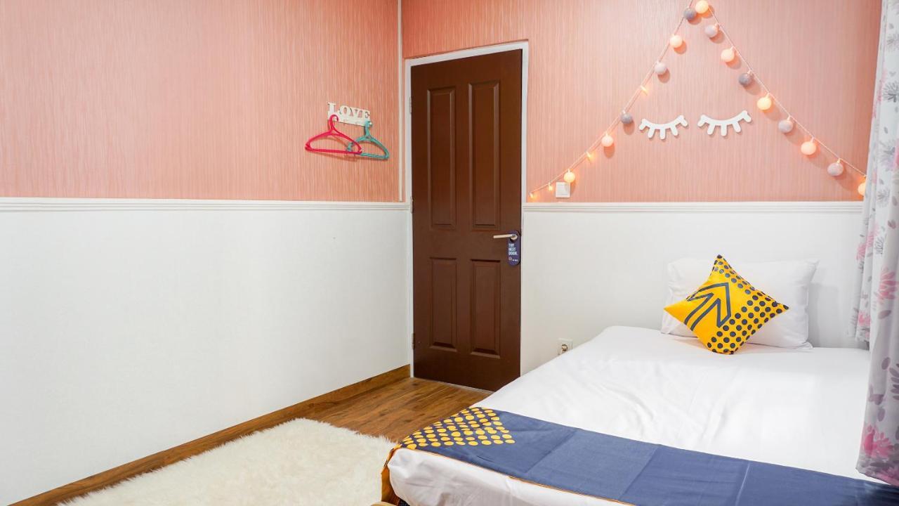 Vaccinated Staff - Spot On 2053 Granada Syariah Home Stay Bandung Exteriör bild